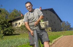 Irudian Eneko Imaz Amiano, atzean Allanegi baserria duela, Elduainen.