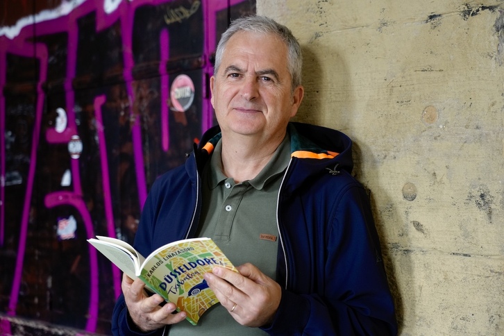 Karlos Linazasorok ‘Dusseldorfeko txibatoa’ argitaratu berri du.