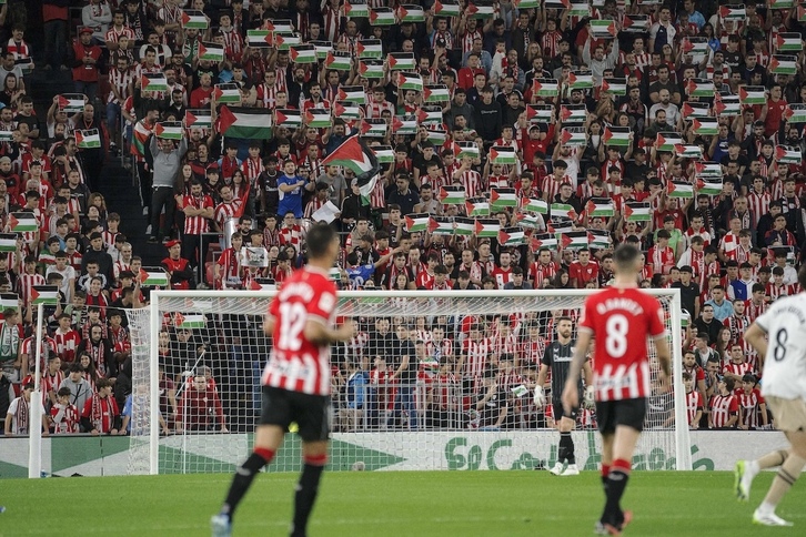 Banderas de Palestina en un partido de la temporada pasada en San Mamés.