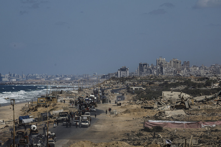 Palestinos desplazados forzosamente huyen de la ciudad de Gaza.
