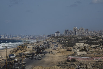 Palestinos desplazados forzosamente huyen de la ciudad de Gaza.