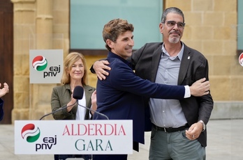 Goia e Insausti, en el acto de oficialización del relevo este viernes, con la secretaria general del EBB, María Eugenia Arrizabalaga, detrás.