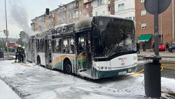 Los bomberos, terminando de sofocar el incendio fortuito sufrido por una villavesa en Berriozar.
