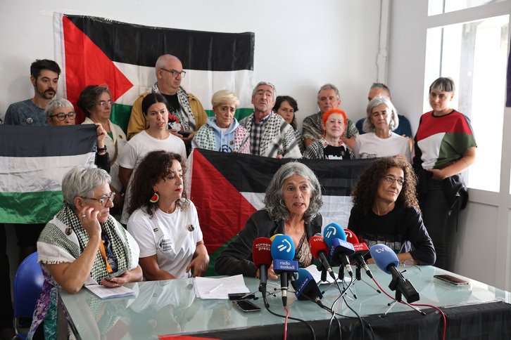 Representantes de Gazarako Mugimendu Globala Euskal Herria, en su comparecencia en Bilbo.