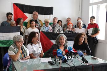 Representantes de Gazarako Mugimendu Globala Euskal Herria, en su comparecencia en Bilbo.
