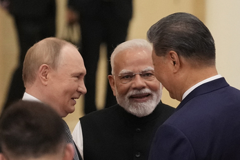 El primer ministro de India, Narendra Modi, en el centro, conversa con el presidente de Rusia, Vladimir Putin, y el de China, Xi Jinping, durante la cumbre de la Organización de Cooperación de Shanghai en Tianjin el pasado mes de septiembre.