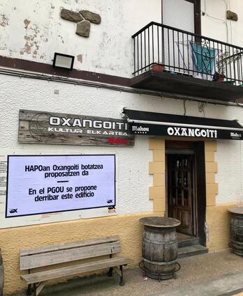 Cartel que alerta del futuro incierto del local de Oxangoiti Kultur Elkartea.