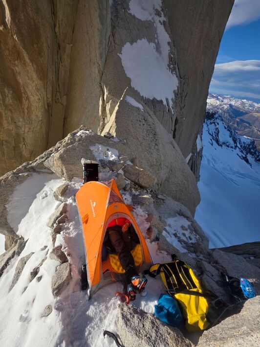 Alpinista italiarrek antolatutako bibak bat; baldintza gogorrak izan zituzten.
