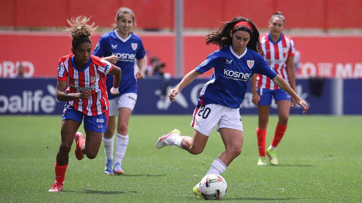 Elexpuru se lleva el balón ante Luany en el partido de Liga F de la 24/25 entre Athletic y Atlético disputado en Alcalá de Henares.