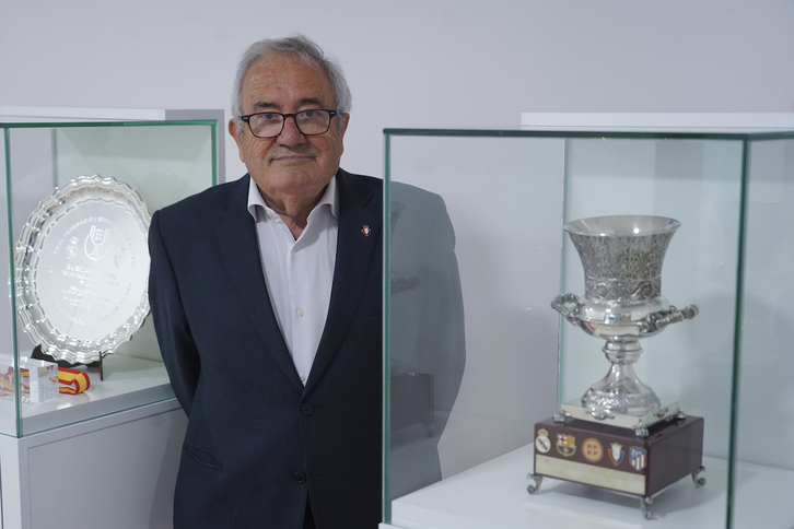 Sabalza posa junto a los trofeos que recuerdan la pasada participación de Osasuna en la final copera de 2023 y Supercopa 2024.
