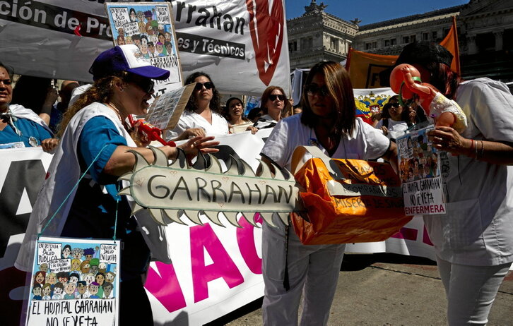 Médicos, trabajadores y usuarios del Hospital Garrahan, en el exterior del Senado mientras se votaba el veto de Milei.