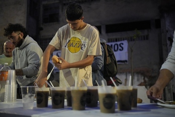 Cena solidaria en los pabellones abandonados de Zorrotzaurre donde viven decenas de personas.