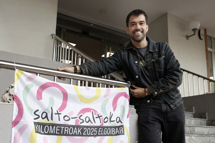 Ion Vazquez, ikastolako sarreran.