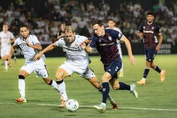 Bautista corre hacia el área en la única acción ofensiva del equipo en la primera parte.