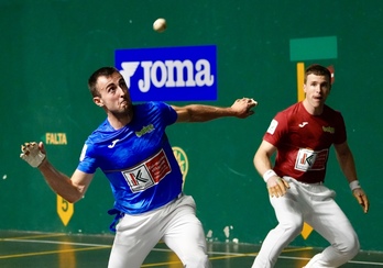 Bakaikoa se dispone a darle de volea ante la mirada de Artola.