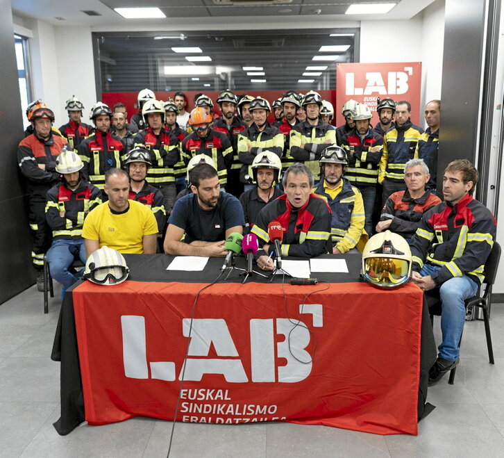 Multitudinaria rueda de prensa de bomberos de Nafarroa en la sede de LAB.