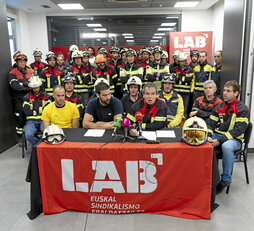 Multitudinaria rueda de prensa de bomberos de Nafarroa en la sede de LAB.
