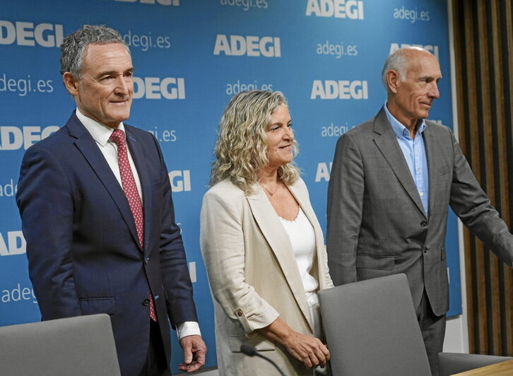 Jose Miguel Ayerza, Isabel Busto eta Patxi Sasigain, atzoko aurkezpenean.