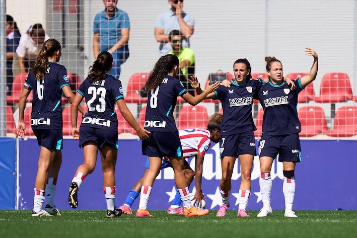 Las jugadoras del Athletic celebran el gol de Amezaga, que rescató un punto. (AthleticClub)