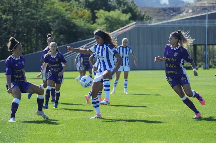 Andreia intenta controlar un balón rodeada de rivales en el encuentro entre Real y Tenerife de la Liga F en Zubieta.