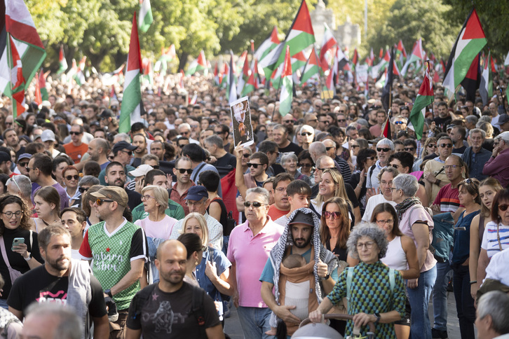 La manifestación de Palestinaren Elkartasuna echa a andar desde Antoniutti. 
