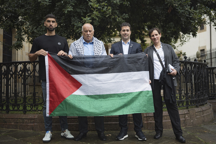 Gernikako Arbolaren aurrean, ezker eskuin, Yaser Hamed, Iker Goñi Jibril Rajoub eta Susan Shalabi.