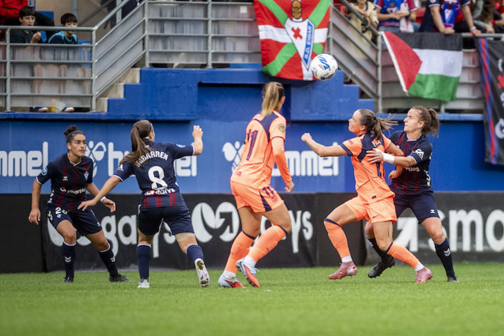 Pajor intenta llevarse un balón aéreo en el partido de Liga F entre Eibar y Barcelona en Ipurua.