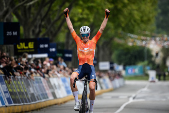 Demi Vollering, brazos en alto al coronarse campeona de Europa.