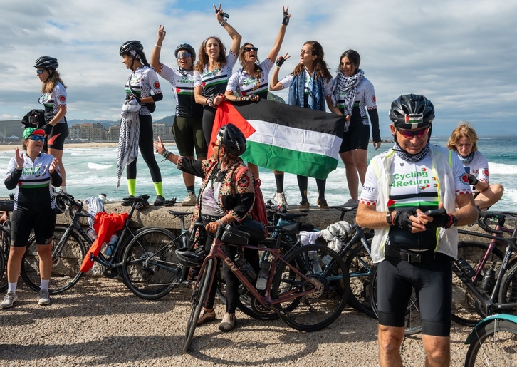 Participantes de Cycling4Gaza al finalizar la marcha ciclista hoy en Donostia.