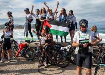 Participantes de Cycling4Gaza al finalizar la marcha ciclista hoy en Donostia.