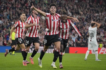 Alejandro Rego celebra con Nico Williams el 2-1, ya en los diez últimos minutos del choque.