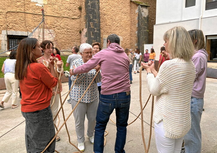 Bideokliparen grabaketaren une bat, helduak sokarekin jolasean.