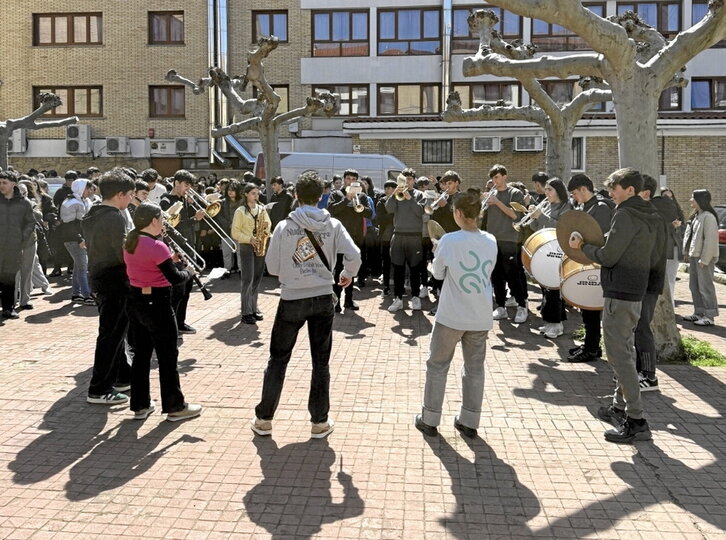 Bastidako kaleak musikaz eta giro onez bete zituzten ikastoletako gazteek.