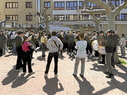 Bastidako kaleak musikaz eta giro onez bete zituzten ikastoletako gazteek.