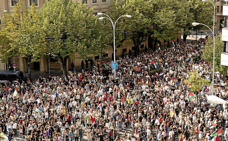 Los manifestantes avanzando por la Avenida del Ejército, ocupándola de lado a lado.
