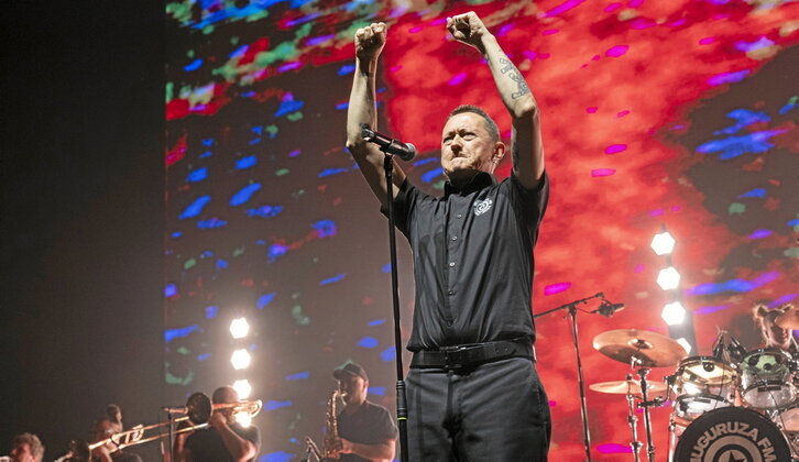 Palestinarekiko elkartasuna oso presente egon zen atzo Nafarroa Arenan Fermin Muguruzaren azken kontzertuan.