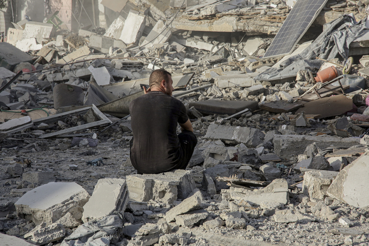 Un hombre entre las ruinas en Gaza, que sigue siendo bombardeada.