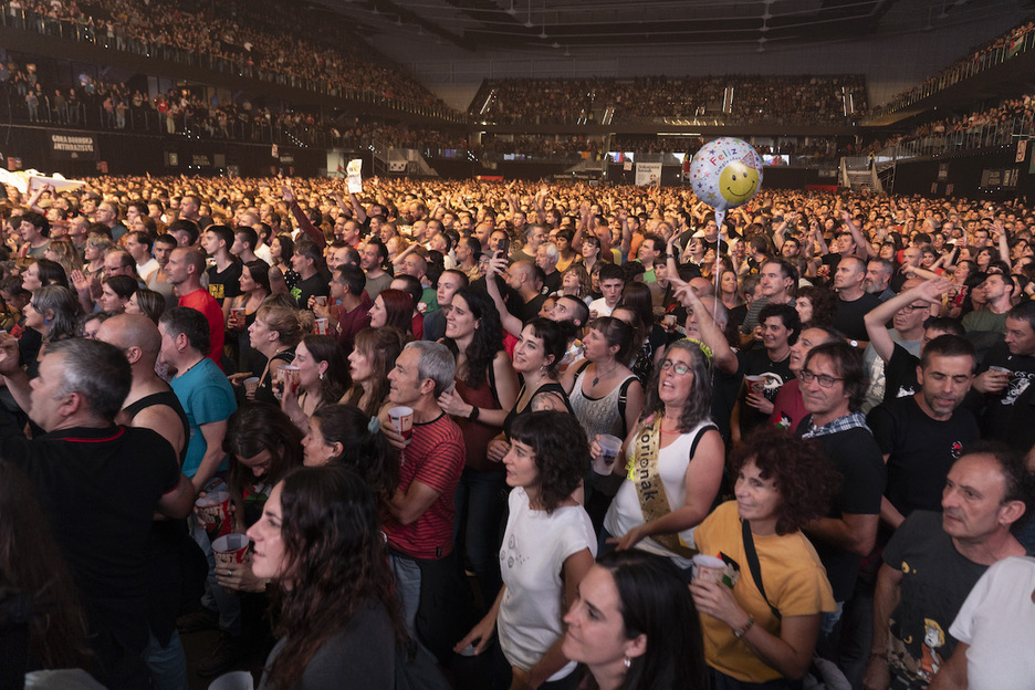 Nafarroa Arenak gainezka egin zuen Fermin Muguruzak eskainitako emanaldirako. Nafarroa Arenak gainezka egin zuen Fermin Muguruzak eskainitako emanaldirako.