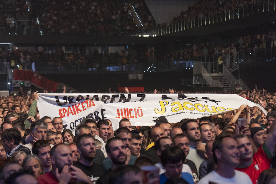 ‘J'accuse’ kanpainaren aldeko pankartak, ikusleen artean. ‘J'accuse’ kanpainaren aldeko pankartak, ikusleen artean.