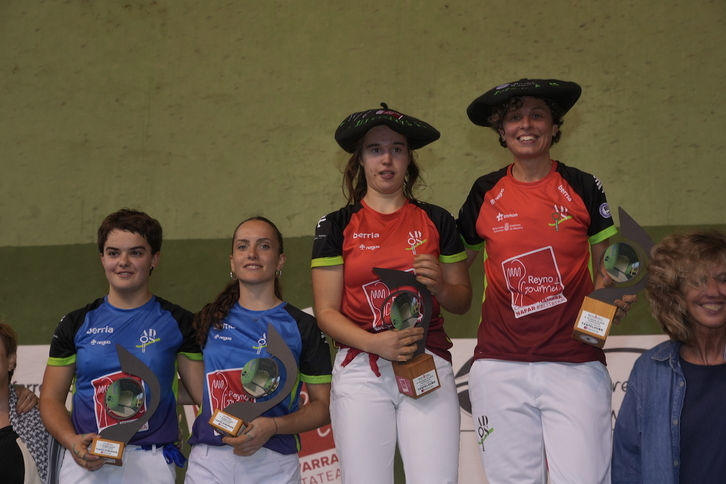 Iturriaga–Galeano, con las txapelas, acompañadas por Barrokal-Mendiburu.