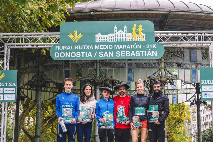 Bossy eta Pelayo, txapelekin, Donostiako Maratoi Erdiko podiumean.