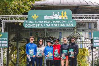 Bossy eta Pelayo, txapelekin, Donostiako Maratoi Erdiko podiumean.