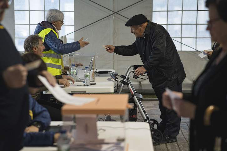Metroaren inguruko herri-galdeketa Usansolon.