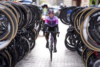 Bizikleta pasabide batekin agurtu dute Ane Santesteban, igande honetan, Eibarren.