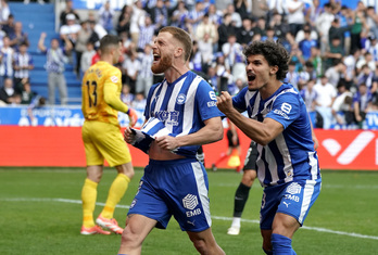 Carlos Vicente celebra el 1-0 con la grada y con Yusi, uno de los mejores en este partido tan completo.