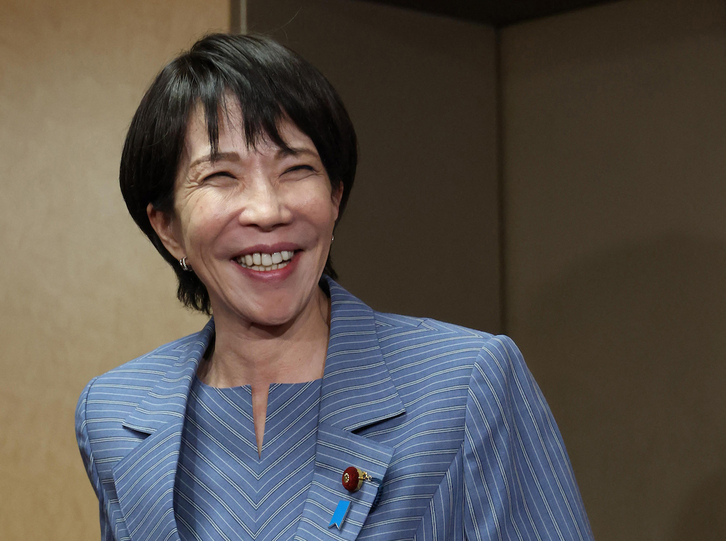 La nueva líder del gobernante Partido Liberal Democrático (PLD), Sanae Takaichi, abandona sonriente la sede del partido en Tokio.