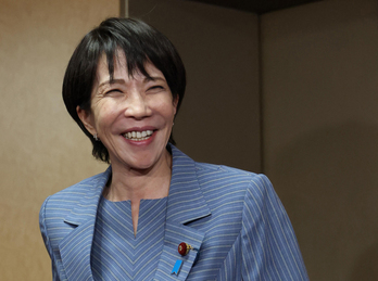 La nueva líder del gobernante Partido Liberal Democrático (PLD), Sanae Takaichi, abandona sonriente la sede del partido en Tokio.