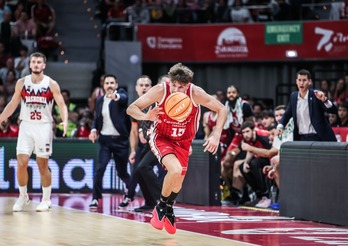 El uruguayo Joaquín Rodríguez ha hecho mucho daño a Baskonia; en la imagen Frisch lo ve de lejos.