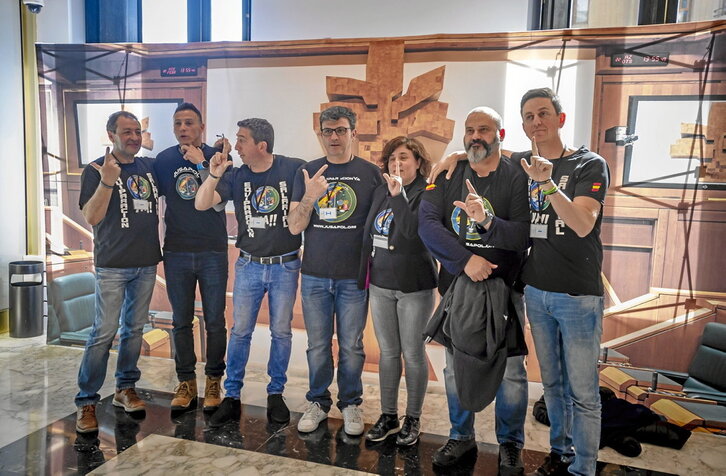 Miembros de sindicatos policiales posan con gesto chulesco en el Parlamento de Gasteiz en una sesión relativa a esta ley.