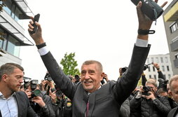 El magnate populista Andrej Babis celebrando su victoria en las elecciones parlamentarias en la República Checa.